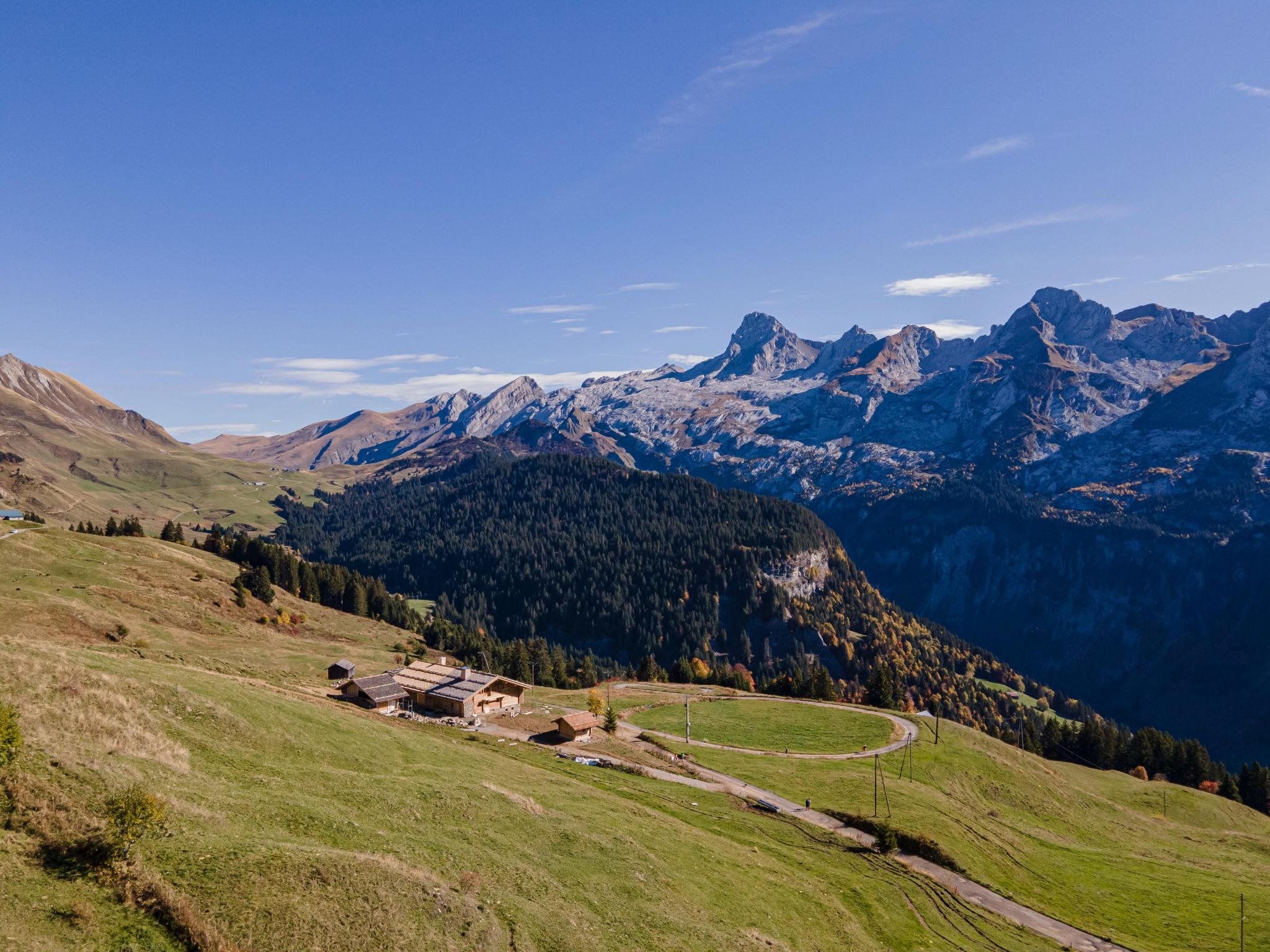 Vue aérienne de la ferme d'alpage Grand Montagne face à la chaîne des Aravis